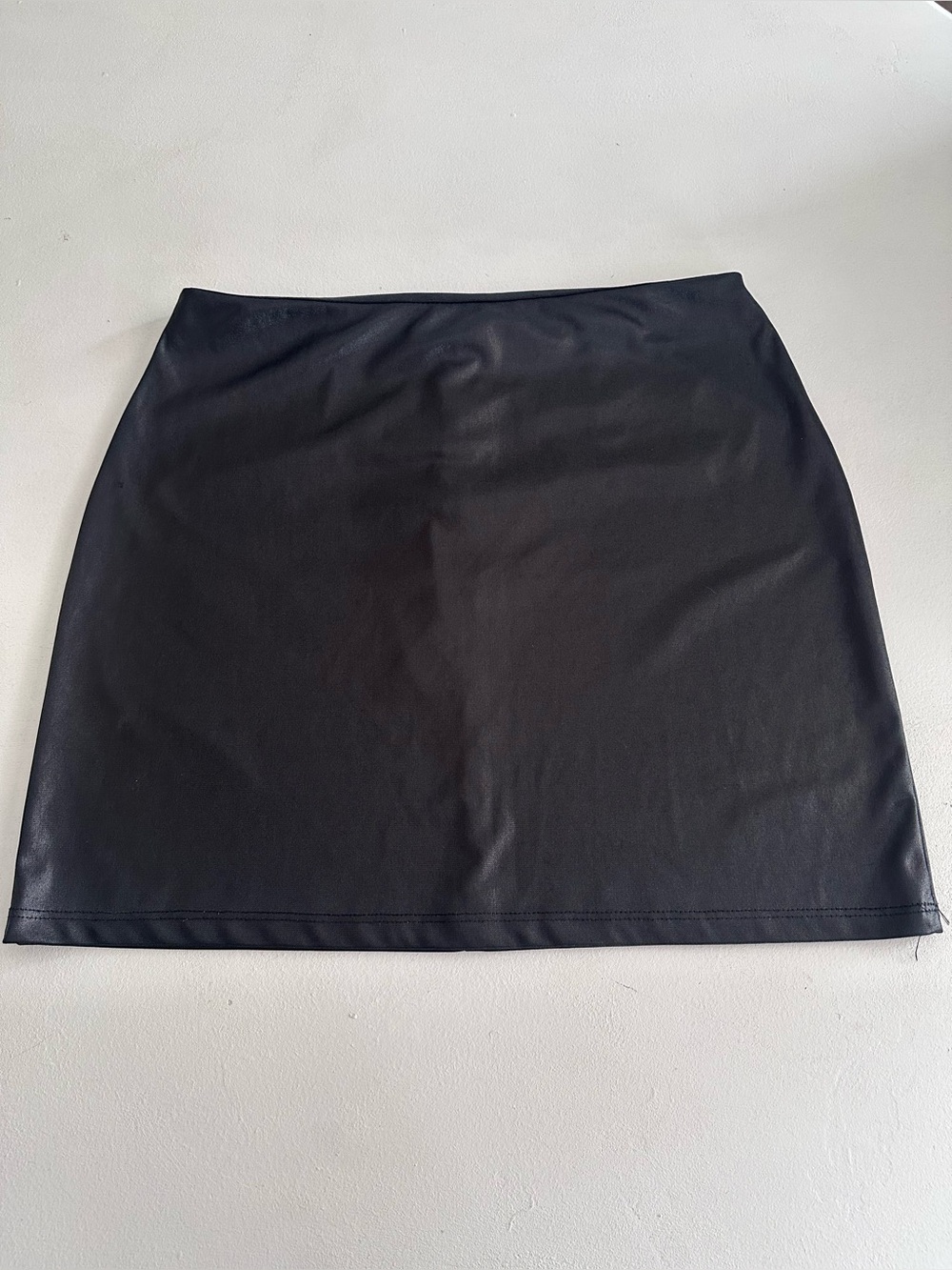 Vintage 90s Black faux leather mini skirt with zipper minimalist versatile M/L